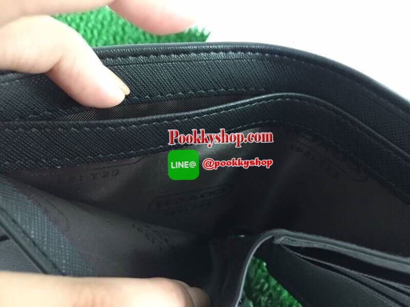 Brand : COACH Compact ID Wallet Detail : กระเป๋าสตางค์Coach ใบสั้น มาพร้อมกระเป๋าใส่บัตรใบเล็ก 1 ใบ มีช่องใส่บัตรหลายช่องสามารถใส่บัตรได้จำนวนมาก และมีช่องใส่ธนบัตรถึง 2 ช่อง สามารถมอบเป็นของขวัญหรือใช้เองก็ได้ พลาดไม่ได้แล้วนะคะ