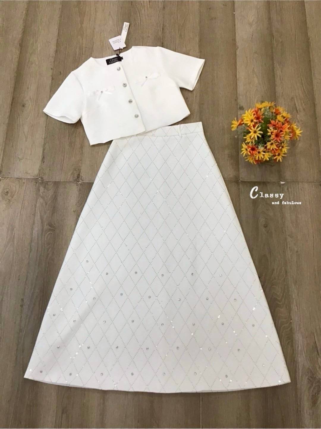 ชุดเซทแฟชั่น set เสื้อผ้าพื้นคอกลมแขนสั้นติดโบว์กระดุมเพชรด้านหน้า + กระโปรงยาวเพชร