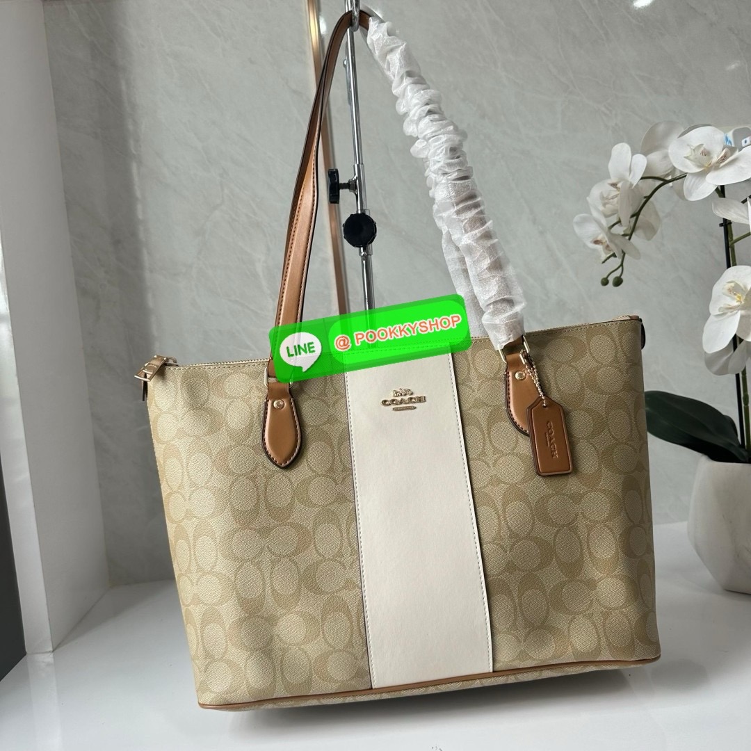 Coach Gallery Tote In Signature Canvas With Stripe (CR121) 🔖กระเป๋าทรงโท้ทใบใหญ่ ทรงช้อปปิ้ง โดดเด่นด้วยหนังตัดแทบด้านหน้า 🔖วัสดุ : หนังแคนวาสตัดหนังแท้ 🔖เปิด-ปิดด้วยซิปด้านบน ภายในโล่ง มีช่องซิป1ช่อง สามารถ ใส่แฟ้มเอกสารได้