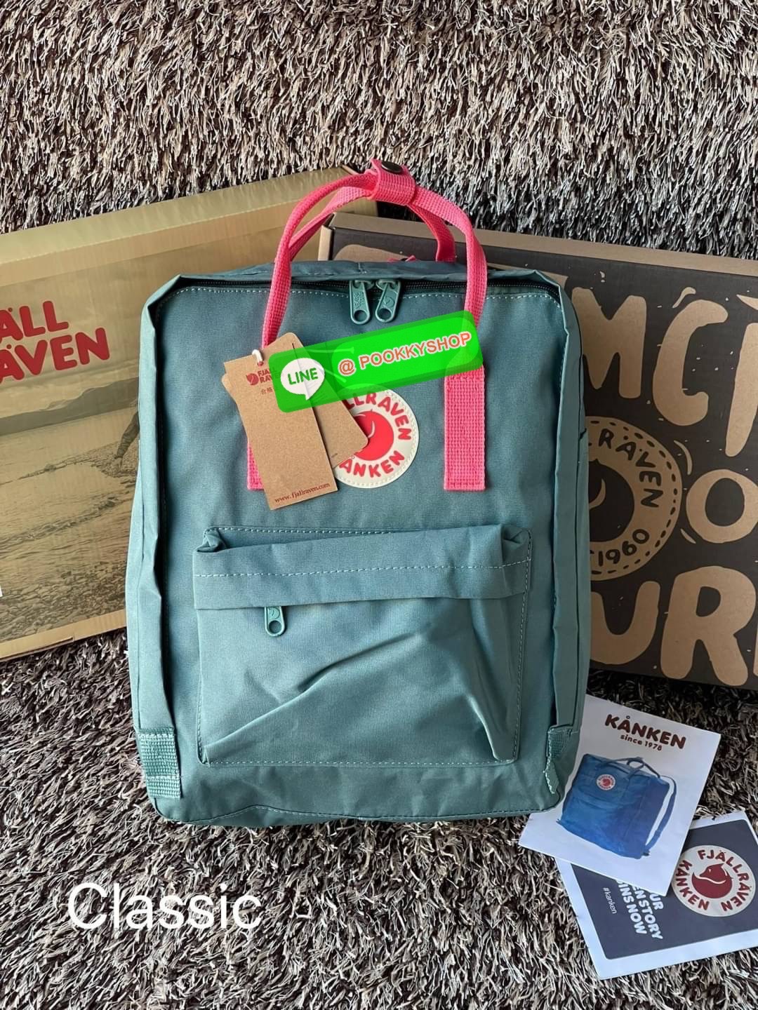 Fjallraven Kanken backpack รุ่น Classic แบรนด์ดังจากสวีเดนที่นิยมกันมากในหมู่วัยรุ่น กระเป๋าเป้ที่มีน้ำหนักเบา แต่มีความทนทาน และช่องว่างต่างๆมากขึ้น มีซิปหน้าสำหรับใส่ของกระจุกกระจิก และหูหิ้วทั้งด้านหน้าและด้านหลัง สำหรับการหิ้วถือได้สะดวก จุดเด่นที่ทำใ