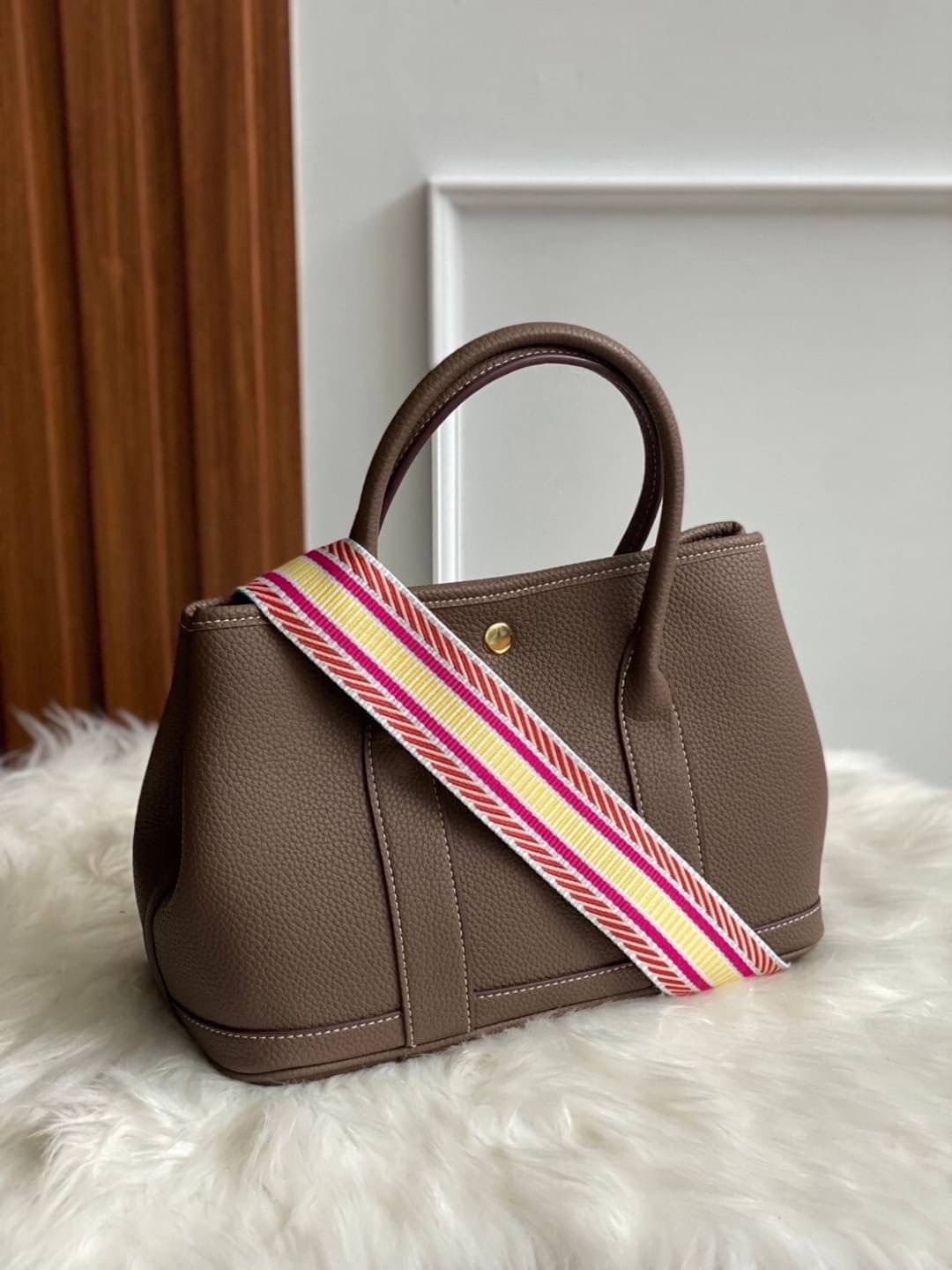 Restock อีกครั้ง รุ่น GD 30 cm หนัง PU premium Soft togo หนังนุ่ม สวยมากก จุของได้เยอะสุดๆ ภาพในสวยหรูบุเป็นผ้า Canvas ประกบฐานด้วย PU premium งานคัตติ้งสวยมาก มาพร้อมกับเซตกระเป๋าผ้า Canvas อีก 1 ใบ และสายสะพาย 2 เส้น คุ้มมสุดด