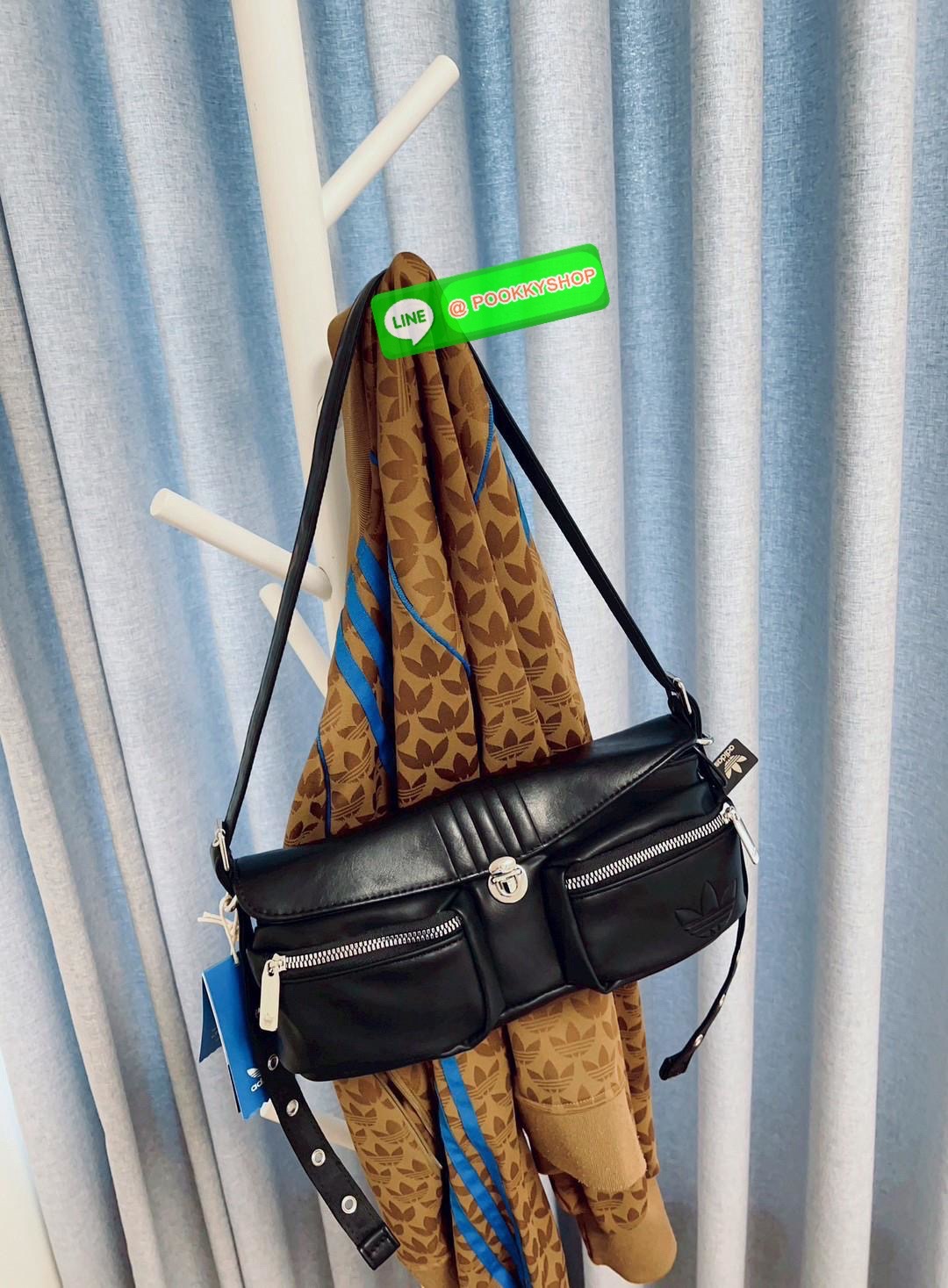 ADIDAS ORIGINALS HOBO LEATHER SHOULDER BAG 🔖พร้อมส่ง! กับกระเป๋าแนวสตรีทที่ออกแบบให้ใช้งานได้ทุกโอกาศ ดีไซด์เก๋ ถูกใจสาวๆกันเลบทีเดียวค่า 🔖หนังแท้หนานิ่ม เนื้อแมทอย่างดีสวยมากๆ อะไหล่เงิน ด้านหน้าเป็นช่องซิปสำหรับใส่ของจุกจิก เปิด-ปิดกระเป