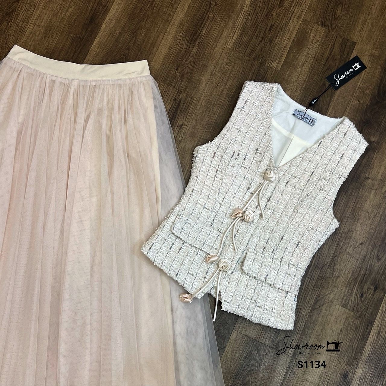 ชุดเซทแฟชั่น เซ็ตเสื้อคอวีแขนกุดผ้าทวีต มาพร้อมกระโปรงผ้ามุ้งยาวดีไซน์เก๋