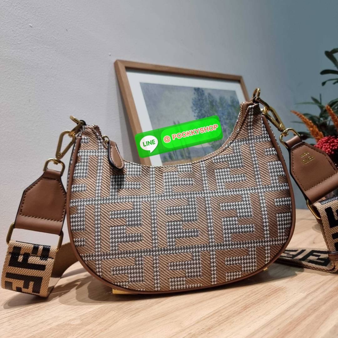 FENDI MONOGRAM CROSSBODY HOBO BAG กระเป๋าสะพายข้างใหม่ล่าสุด ดีไซน์ลวดลายรอบใบ มี texture โดดเด่นน่าใช้ ดูหรูและคลาสสิคในตัว ก้นกระเป๋าตกแต่งอะไหล่ font สีทองหรูหรา มาพร้อมสาย 2 แบบ สำหรับคล้องแขน และสายครอสบอดี้ วัสดุผ้าแคนวาสทนทาน เปิด-ปิดด้วยซิป ภายในเ