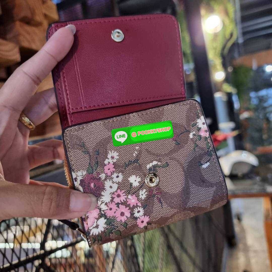 COACH 7331 SMALL TRIFOLD WALLET IN SIGNATURE CANVAS สวยคลาสสิค พกพาง่าย ใบเล็กน่ารักน่าใช้ ต้องยกให้ใบนี้จ้า ตอบโจทย์คนชอบพกน้อยที่สุด!! กระเป๋าสตางค์ใบสั้นหนังแคนวาสเคลือบคุณภาพดี ภายในเป็นหนังแท้ ใส่บัตร ใส่ธนบัตรได้ทุกชนิด มีช่องซิปแยก ใบเดียวใบนี้คือเ