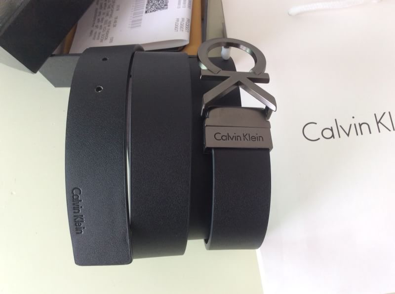 Calvin Klein Real leather เข็มขัดผู้ชาย Calvin Klein Real leather หนังแท้ หัวเข็มขัดตัวอักษรแบรนด์ CK ดูเก๋มีสไตล์ New item! ชุดของขวัญสำหรับคุณผู้ชาย เข็มขัด ที่ใครหลายคนรอคอย ดีไซน์เรียบหรู ตามแบบฉบับของCKเลยคะ จะ ซื้อเป็นของขวัญ ของฝาก ปีใหม่ ดีเลิศค่า