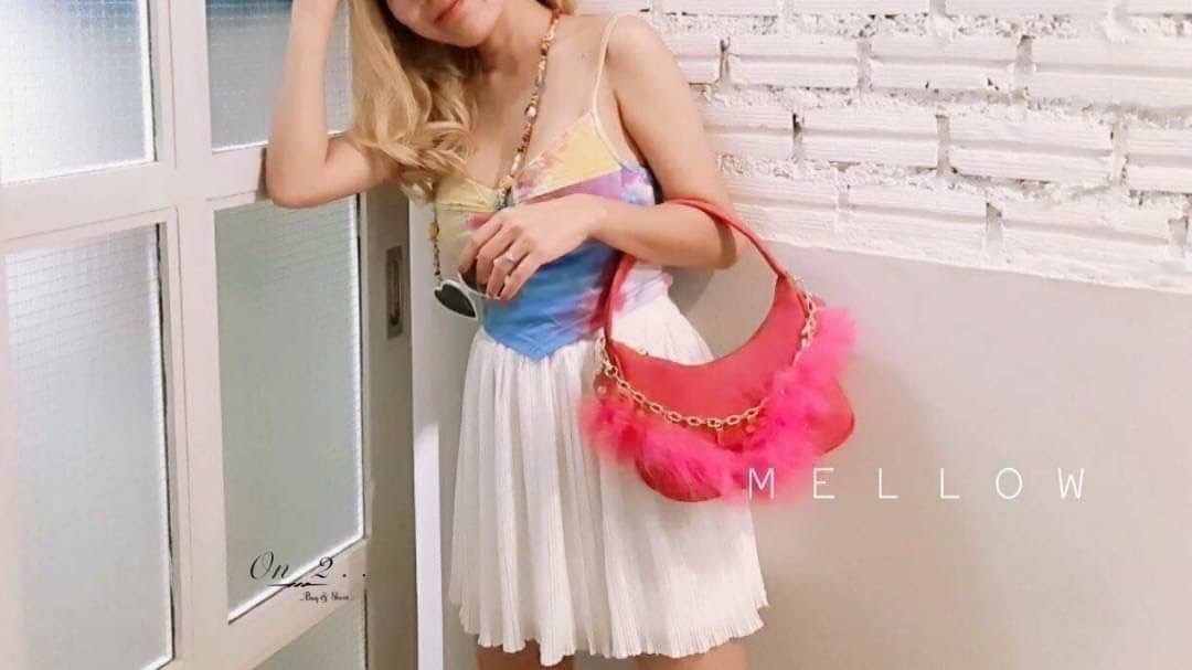 🌈Mellow bag "flamingo" งานแฟชั่นเกาหลี ทรงถ่วง อินสไปร์มาจาก prada งานน้ำหนักเบาสบายใส่ของได้เยอะมากๆๆ มาพร้อมสายโลโก้สีทอง + สายขนนุ่มๆ สามารถแยกใช้งานได้ ถือขึ้นมาแล้วน่ารักฟรุ้งฟริ้งมากๆ สวยทุกสีเลยยย 9สี