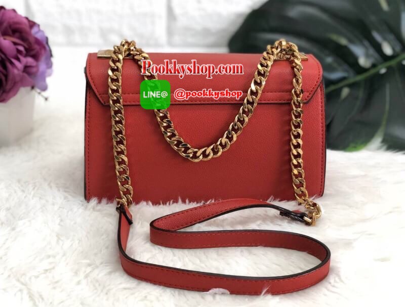 New in !!! CHARLES & KEITH CLASSIC FRONT FLAP CROSSBODY BAG ล็อตนี้อะไหล่แบบวินเทจ ใบจริงหรูมากค่ะ! กระเป๋าสะพายข้างหรือรวบสายเปลี่ยนแบบถือเก๋ๆ ก็ได้ค่ะ วัสดุหนังคาร์เวียร์ด้านตัดหนังกำมะหยี่ด้านข้างได้อย่างลงตัวสวยงาม เปิดปิดกระเป๋าแบบกดล็อคอะไหล่โลหะแบร