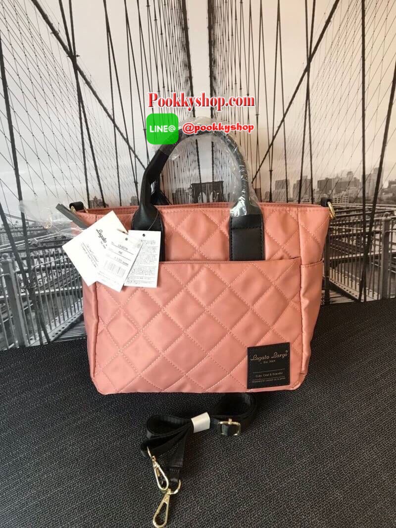 New Collection!! Anello & Legato Largo Quitting 2Way Tote Bag คอลเลคชั่นใหม่จาก Anello ดีไซน์โดดเด่นด้วยการเย็บเป็นตารางแบบนูน วัสดุ Nylon กันน้ำได้และน้ำหนักเบา หูจับเป็นหนัง ด้านหน้ามี1ช่องซิป ช่องใหญ่เปิดปิดด้วยซิปเดียว ภายในช่องใหญ่มีช่องเล็กจัดเก็บขอ