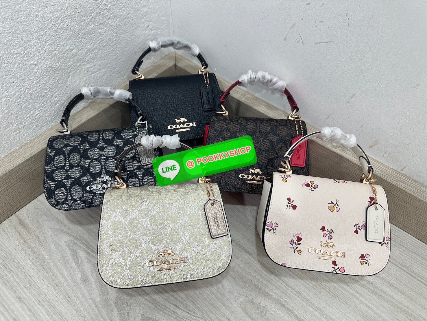 COACH CX575 – Mini Lillie Carryall “เล็กหรู ใช้ง่ายทุกโอกาส 🖤✨ COACH CX575 Mini Lillie Carryall ที่แมตช์ง่าย ใบเดียวก็ครบทั้งวันทำงานและวันเที่ยว”