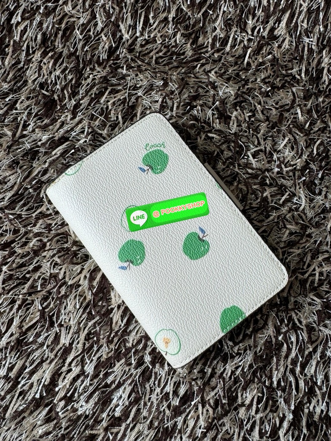 COACH MEDIUM CORNER ZIP WALLET IN SIGNATURE CANVAS กระเป๋าสตางค์ขนาดกลางที่ถือว่าเป็นไอเทม Must Have ของทุกเพศทุกวัยที่ต้องพกติดตัวไว้ตลอดเวลา เพราะนอกจากจะช่วยจัดเก็บเงิน บัตรประชาชน บัตรเครดิตและต่าง ๆ ให้เป็นระเบียบเรียบร้อยยังต้องคำนึงถึงประโยชน์ใช้สอ