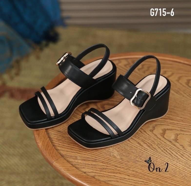 รองเท้าส้นเตารีดความสูงกำลังดี ใส่สบายไม่ปวดไม่เหมื่อยเท้า มาพร้อมดีไซน์เรียบเก๋ สวมหน้ารัดข้อเท้าโทนสีเข้ากับชุดง่าย ได้ทุกชุด งานสไตล์แบรนด์ดีไซน์น้อยแต่มากค่ะพร้อมส่ง 2 สีค่ะ