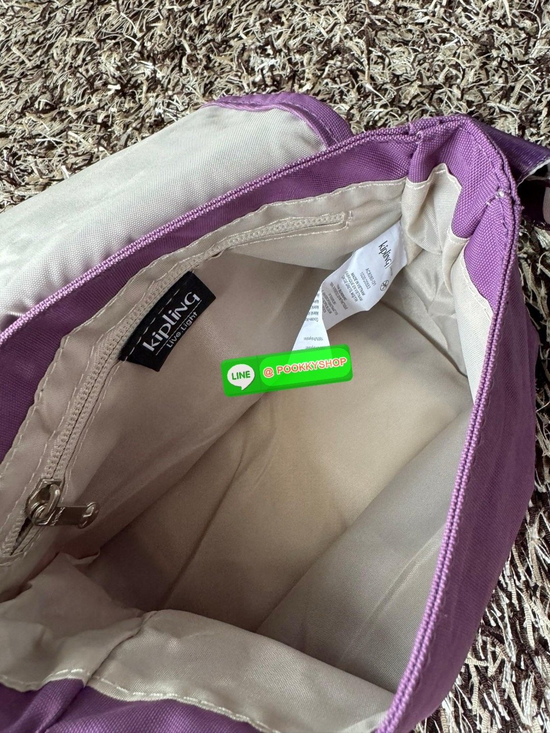 Kipling Sabian Crossbody Mini Bag (AC8280) เป็นอีกหนึ่งกระเป๋าขนาดกะทัดรัด สามารถจัดเก็บของได้เป็นระเบียบ และใส่สิ่งของจำเป็นได้มากกว่าที่คิด โดยมีช่องใส่ของมากมายทั้งด้านหน้า 1 ช่อง ด้านในของกระเป๋า 2 ช่อง อีกทั้งสายสะพายยังสามารถปรับความสั้นยาวได้ตามต้อ