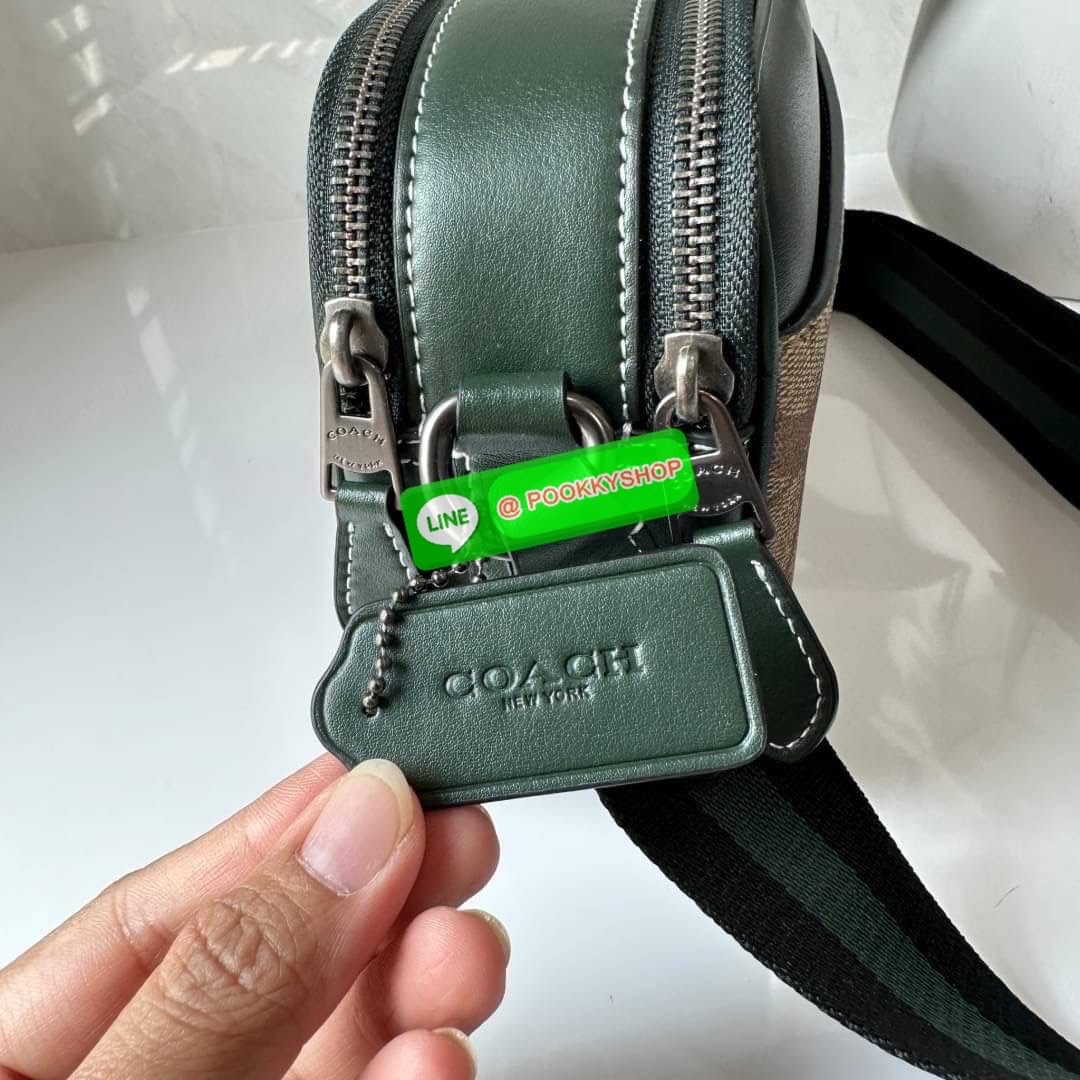 COACH GRAHAM CROSSBODY IN SIGNATURE CANVAS WITH VARSITY MOTIF STYLE (CE638) กระเป๋าสะพายข้างรุ่นUnisex สะพายได้ทั้งผู้ชายและผู้หญิง วัสดุแคนวาสสลับหนังแท้ เปิด-ปิดกระเป๋าแบบซิป มี2ช่องซิป และช่องด้านหลังอีก1ช่อง สายสะพายผ้า ปรับระดับได้ ใส่มือถือได้ทุกรุ่