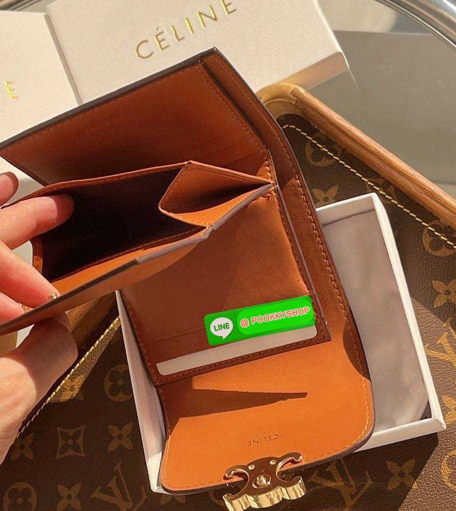 ✴️NEW ARRIVAL!✴️CELINE SHORT WALLET VIP GIFT WITH PURCHASE (GWP) กระเป๋าพรีเมี่ยมกิ๊ฟ Limited จาก CELINE HAUTE PARFUME DUTYFREE COUNTER สวยอยู่ทรงมีโลโก้แบรนด์ด้านหน้าเปิดปิดด้วยฝาพับกระดุมแม่เหล็ก ภายในมีช่องแบ่งหลายช่อง ช่องใส่บัตร ช่องใส่
