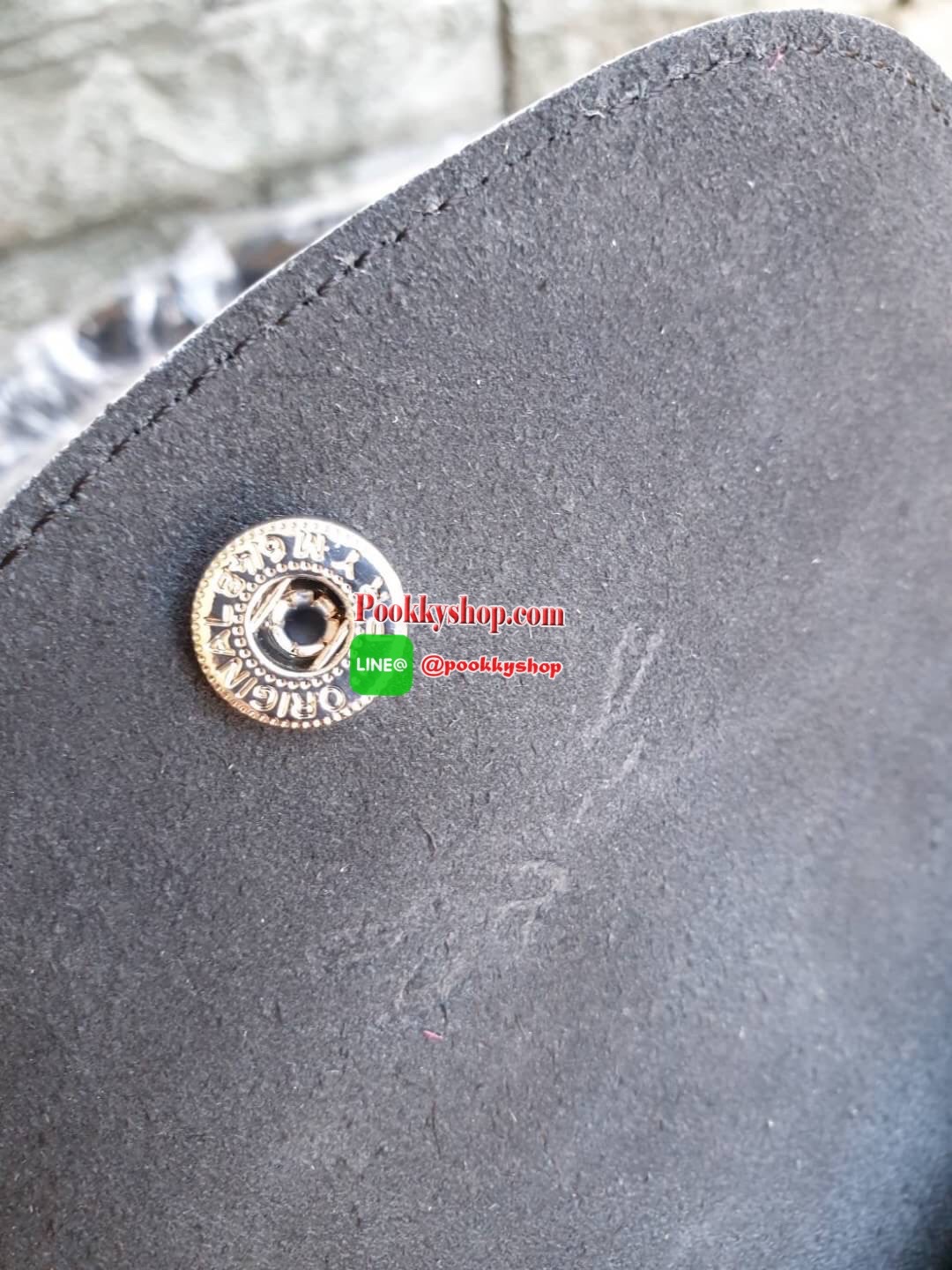 Longchamp Le Pliage Club Tote Bag Size L หูยาว วัสดุเนื้อผ้า Nylon Canvas เคลือบกันนำ้ ตัดด้วยหนังแท้ที่มีน้ำหนักเบา ดีไซน์เรียบง่ายแต่เต็มไปด้วยความคลาสสิก จนเป็นที่ชื่นชอบไปทั่วโลก Longchamp ปรับโฉม LE PLIAGE ด้วยการปักลายรูปม้า-ตราสัญลักษณ์ของแบรนด์บนผ