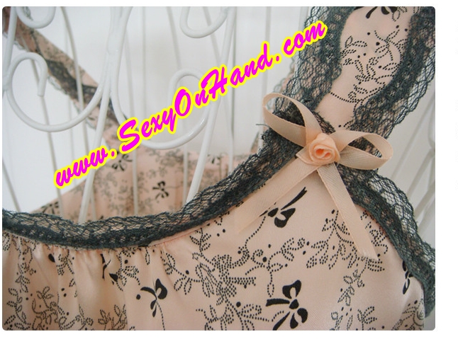 ชุดนอนสายเดี่ยว ชุดนอน ผ้าไหม คุณหนู หรูๆ ลายดอก สีนูท เหลือบโอรสอ่อนๆแต่งขอบชุดและสายด้วยระบายลูกไม้สีเทา สีและแบบสวยหวานๆสุดๆเลยคะ