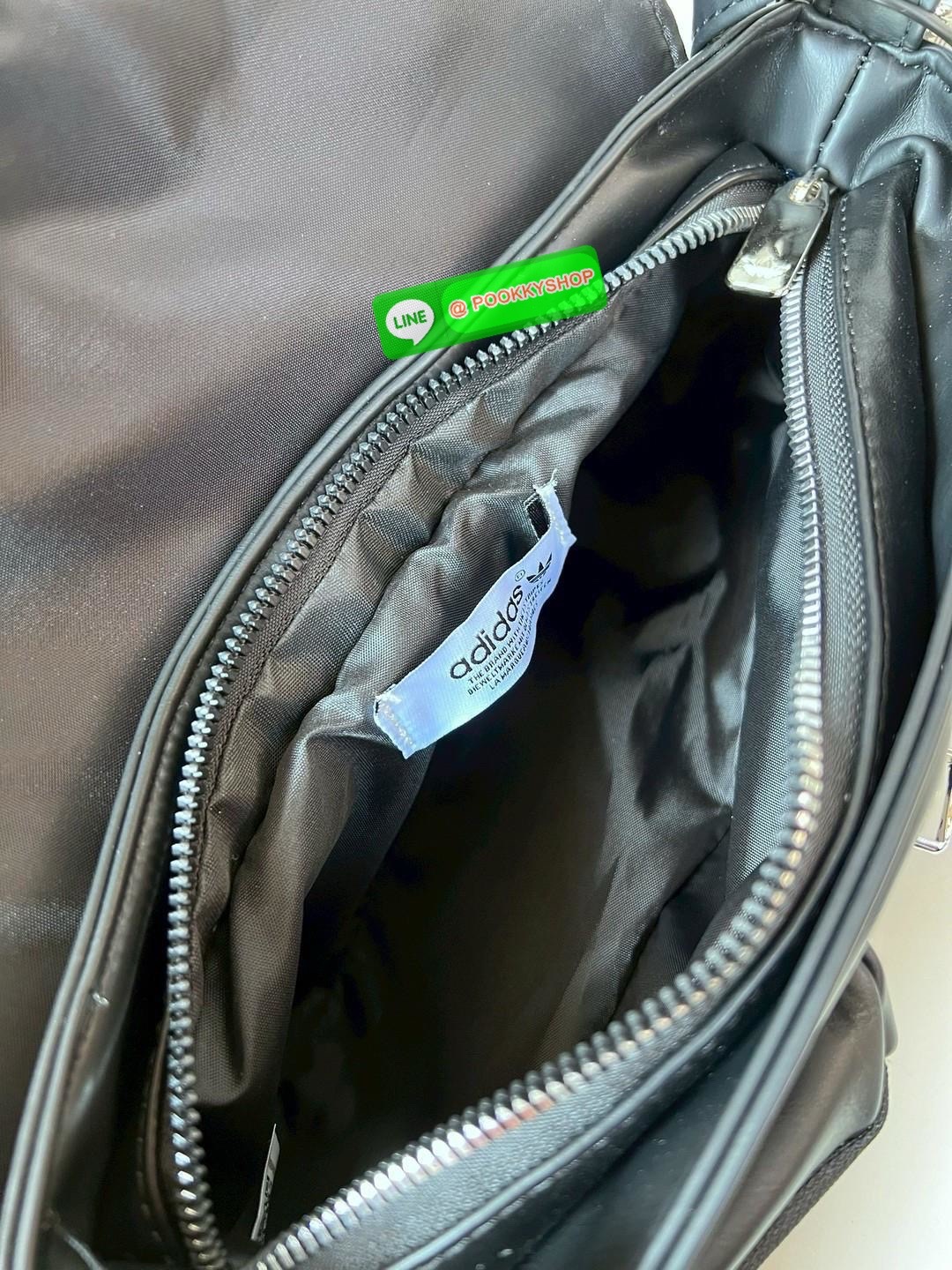 ADIDAS ORIGINALS HOBO LEATHER SHOULDER BAG 🔖พร้อมส่ง! กับกระเป๋าแนวสตรีทที่ออกแบบให้ใช้งานได้ทุกโอกาศ ดีไซด์เก๋ ถูกใจสาวๆกันเลบทีเดียวค่า 🔖หนังแท้หนานิ่ม เนื้อแมทอย่างดีสวยมากๆ อะไหล่เงิน ด้านหน้าเป็นช่องซิปสำหรับใส่ของจุกจิก เปิด-ปิดกระเป