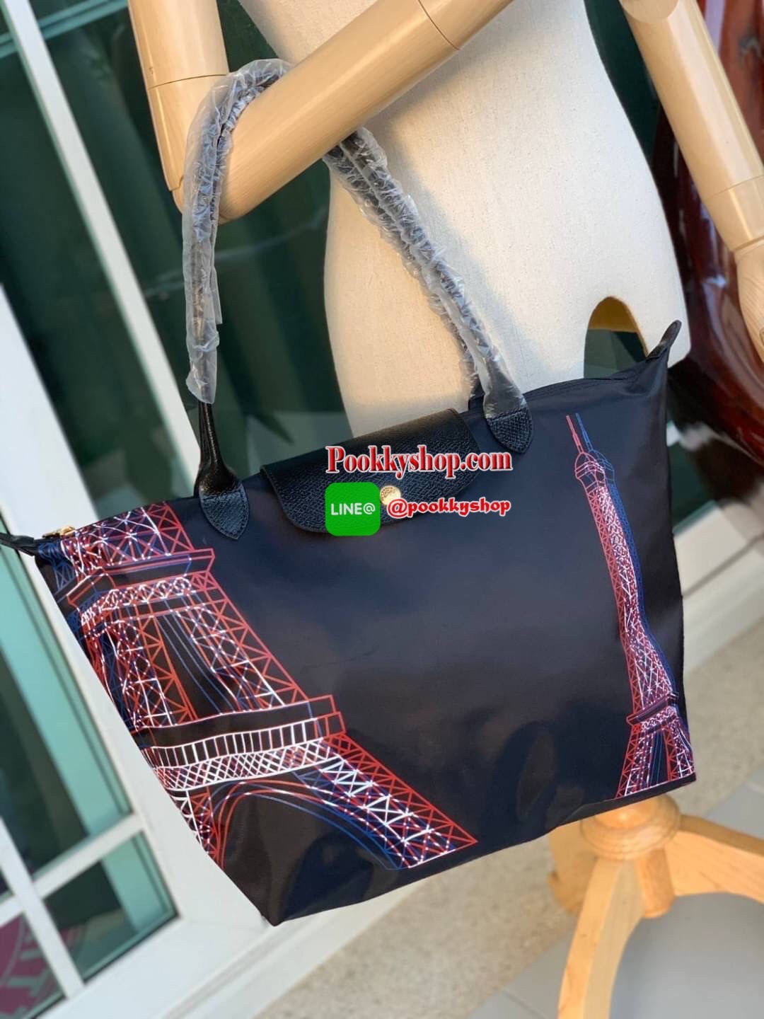 Longchamp Made In France Le Pliage Eiffel Tower Limited Edition Tote Bag สุดลิมิเตทกับlongchamp ที่ ออกมาเฉพาะซีซั่น พิมพ์ลายหอไอเฟล สามาถพับเก็บได้ ตรงตามชื่อทรง (คำว่า Le Pliage เป็นภาษาฝรั่งเศส แปลว่าการพับ) ส่วนฝาปิดและหูจับเป็นหนังที่ทำให้กระเป๋าดูไม