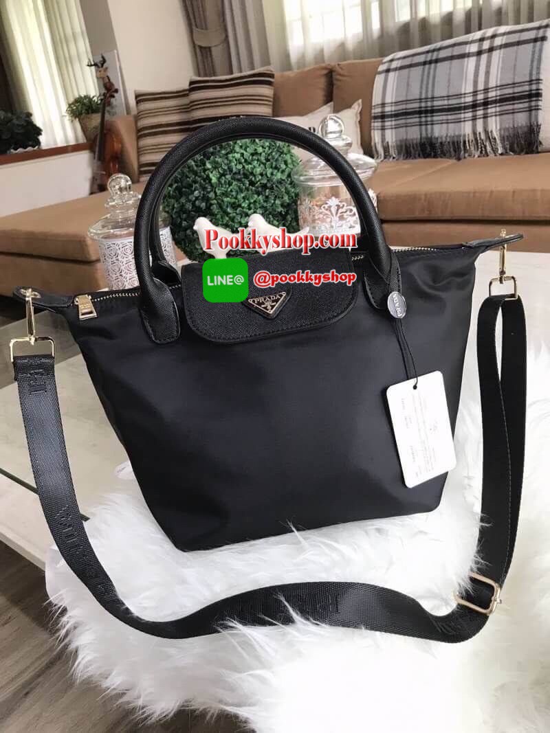 Don't Miss! PRADA NYLON BAG WITH ZIP VIP GIFT WITH PURCHASE กระเป๋าถือหรือสะพายสไตล์ Longchamp GWP พรีเมี่ยมกิ้ฟจากเคาน์เตอร์แบรนด์ Limited edition วัสดุ Nylon เนื้อหนาคุณภาพดีตามแบบฉบับแบรนด์ด้านหน้าประดับโลโก้หรู เปิดปิดด้วยฝาปิดและซิป ภายใน Polyes