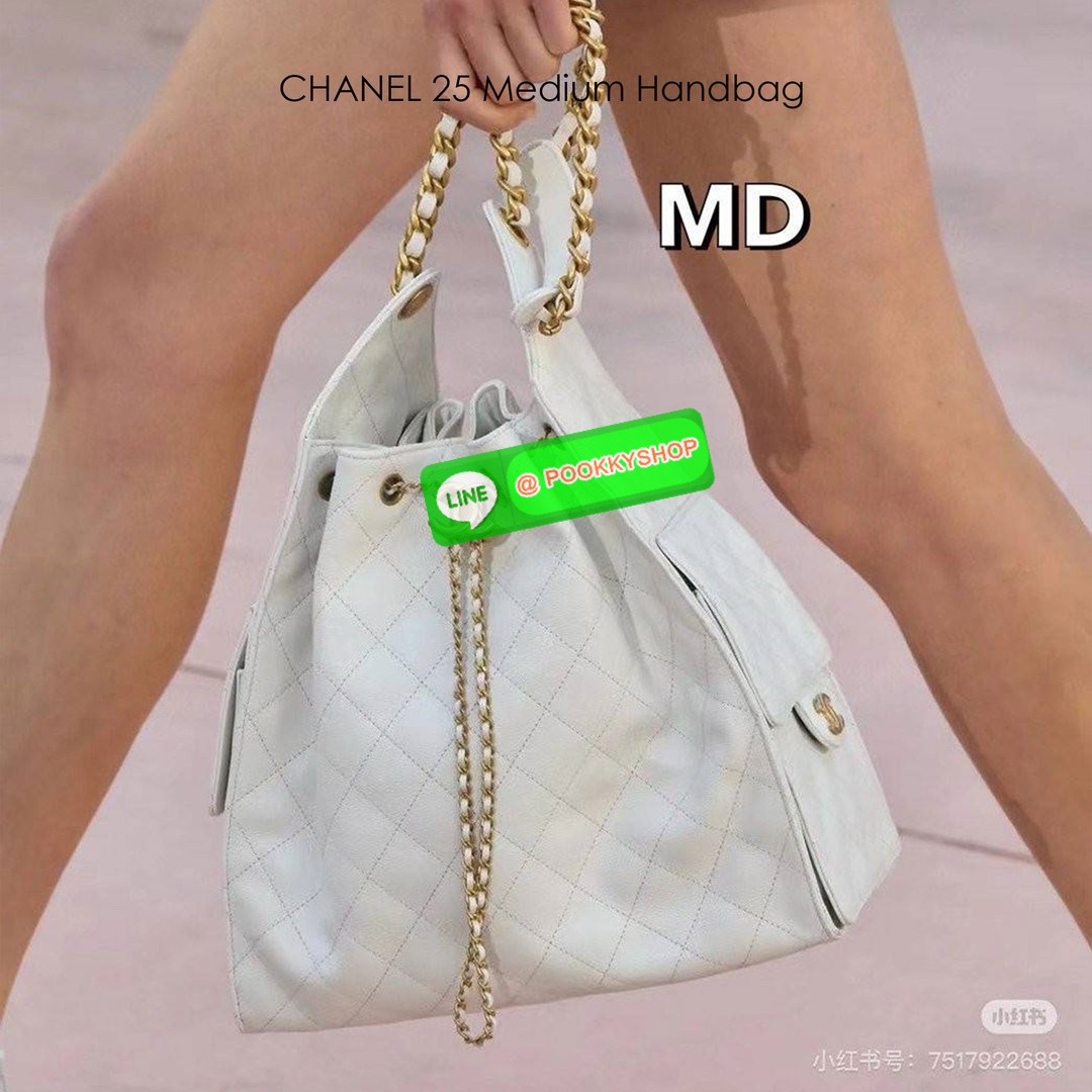 CHANEL 25 Medium Handbag กระเป๋าสะพายทรงโฮโบใบใหญ่ คอลใหม่ล่าสุด ต้อนรับฤดูกาล SPRING-SUMMER 2025 รูปทรงใช้งานได้จริง จุของได้ ถือเก๋ๆ เอวี่เดย์ลุค บอกเลยว่าดีไซน์เก๋มาก สาวๆ เตรียมพุ่งตัวก่อนใครได้เลย ราคาสุดคุ้มที่นี่ที่เดียวค่า