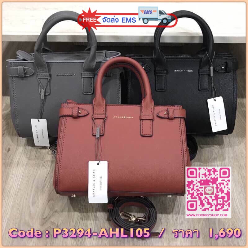 NEW ARRIVAL! CHARLES & KEITH BASIC TOP HANDLE BAG กระเป๋าถือหรือสะพายรุ่นใหม่ชนช็อปดีไซน์สวยอยู่ทรงเเข็ง ขนาดกำลังดี น้ำหนักเบา ด้านหน้าประดับโลโก้แบรนด์ เปิดปิดด้วยซิปสะดวกใช้ ด้านข้างมีสายรัดปรับทรงกระเป๋าภายในมีช่องซิป ใส่กระป๋าสตางค์ใบยาว ipad mini ได