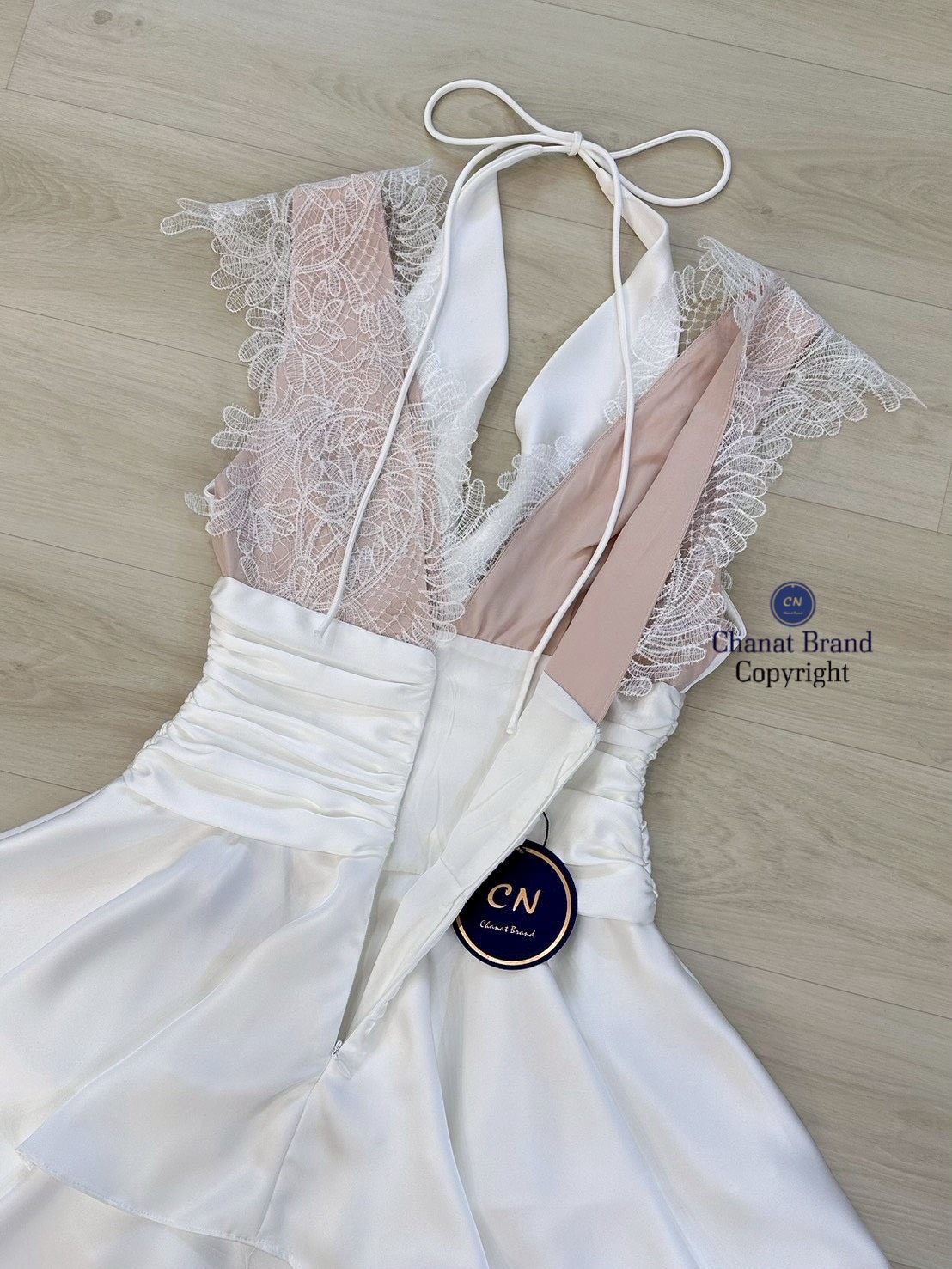 เดรสแฟชั่น มินิเดรสแขนกุดสีขาวผ้าซาตินแต่งผ้าลูกไม้คอวีเว้าลึกทั้งหน้าและหลังดูเซ็กซี่