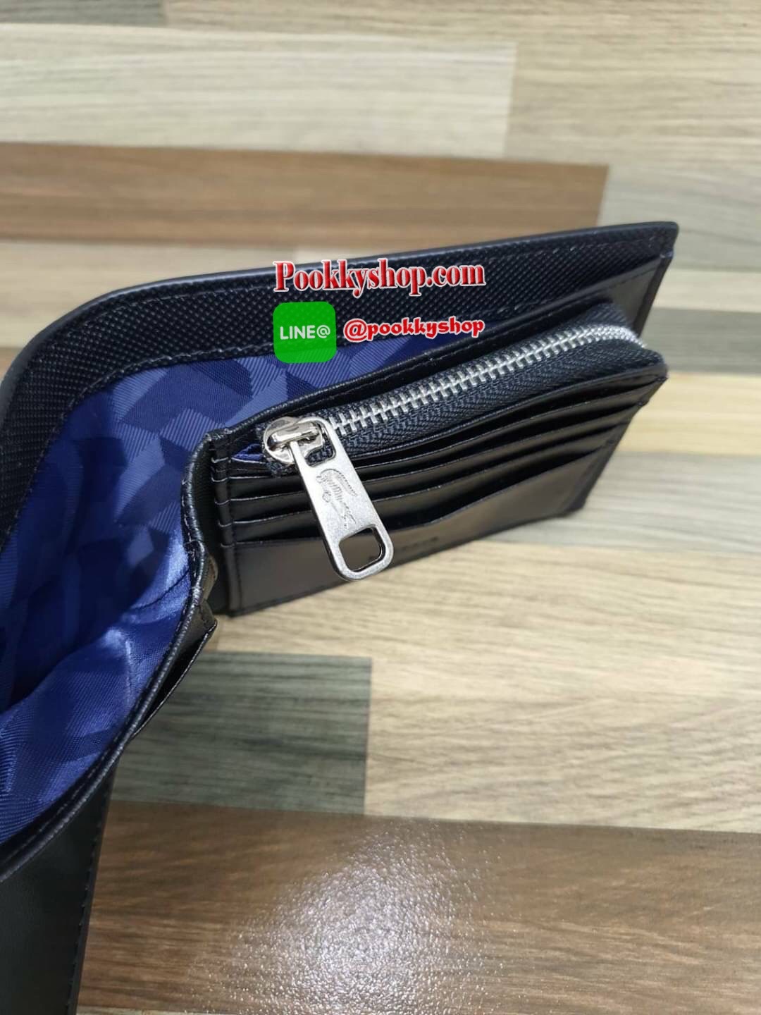 ลาคอส MEN'S CHANTACO LEATHER WALLET กระเป๋าสตางค์คุณภาพดี แบบพับสองตอนสำหรับคุณผู้ชาย มีช่องใส่บัตรถึง 8 ช่อง และช่องใส่ธนบัตรแยกเป็นสัดส่วน มาพร้อมลูกเล่นมีช่องซิปโค้งใส่เหรียญเก๋ๆด้านใน หัวซิปปั๊มแบรนด์ สวยน่าใช้ห้ามพลาดเลยค่า