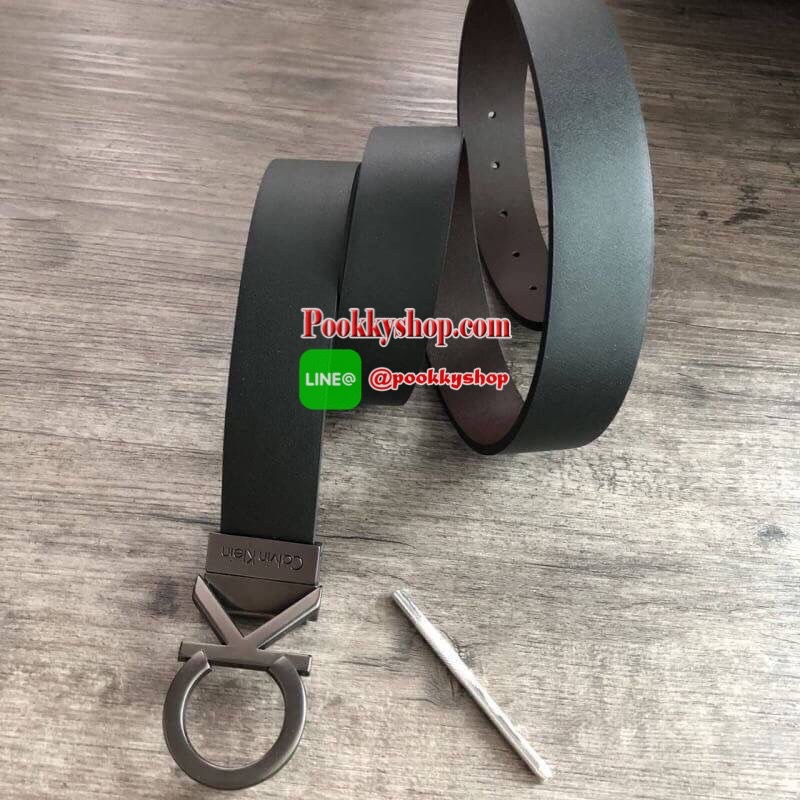 Calvin Klein Leather Belt & Wallet Set Setกระเป๋าสตางค์+เข็มขัด กระเป๋าสตางค์ด้านหน้าปั๊มชื่อแบรนด์ มีช่องใส่บัตร ช่องใส่ธนบัตร 2 ช่อง และช่องเก็บเหรียญ เข็มขัดหนังแท้ปั๊มแบรนด์ สามารถสลับใช้ได้ทั้ง 2 ด้าน เข็มขัดปรับระดับได้ 5 ระดับ มาพร้อมที่เจาะรูจ้า