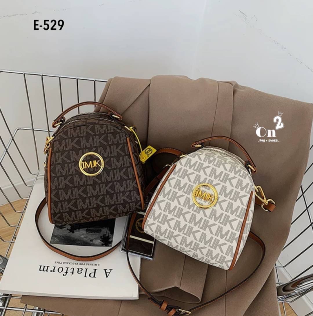 กระเป๋าสะพายแฟชั่นมาใหม่ งานสไตล์แบรนด์ งานซิป ขนาดกำลังดีน่าใช้มากค่ะ พร้อมส่ง 2 สีค่ะ