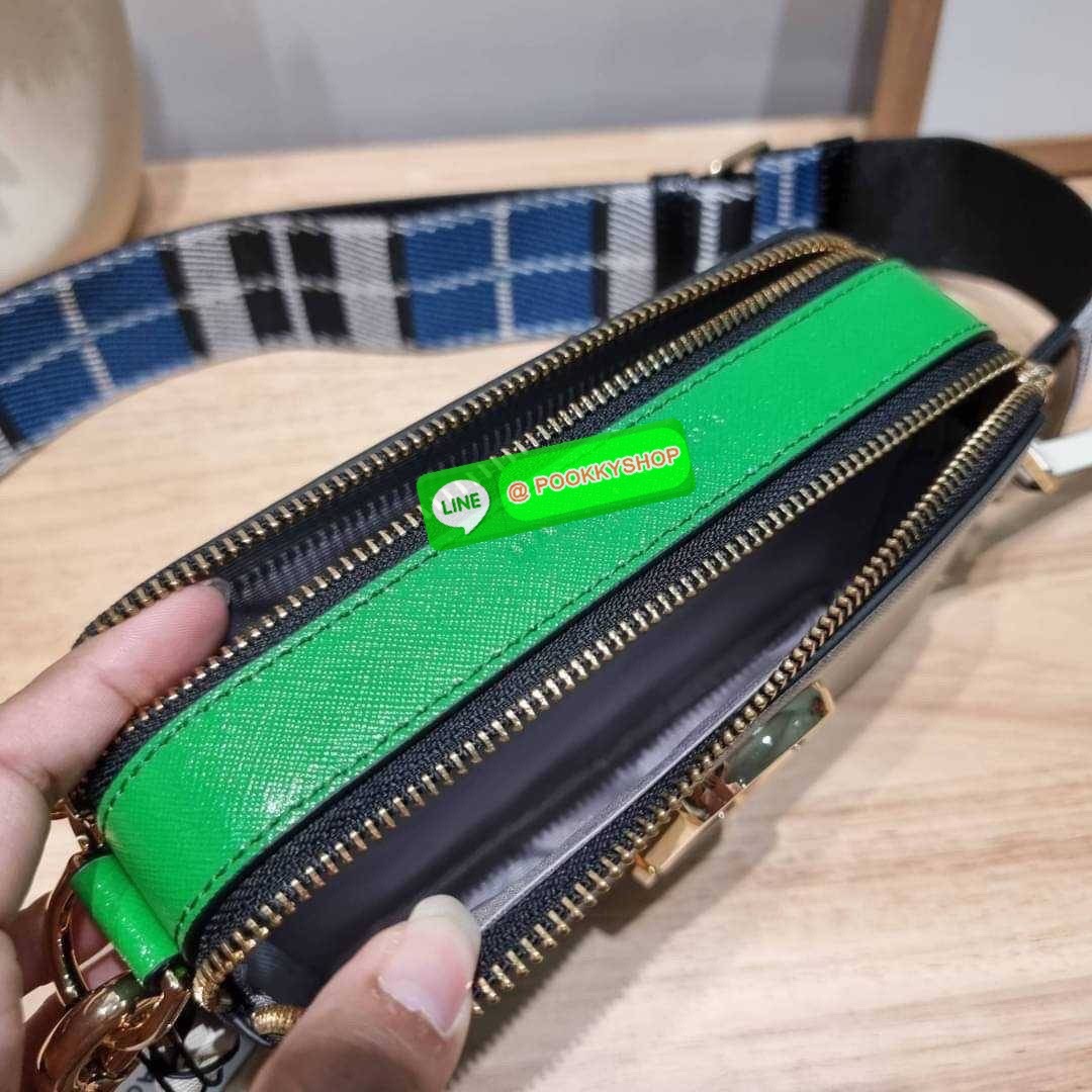 MARC JACOBS THE SNAPSHOT CAMERA BAG ไอเท็มยอดฮิตที่โดดเด่นเป็นเอกลักษณ์ กับกระเป๋าสะพายข้างสุดปัง เรียกได้ว่าไม่ซ้ำใคร!! วัสดุหนังวัว สวยอยู่ทรง เปิด-ปิดกระเป๋าด้วยซิป มีซิปหลัก 2 ช่อง แบ่งสัดส่วนไว้ดีมาก มาพร้อมสายสะพายสปอร์ตเส้นใหญ่ ที่ออกแบบโทนสีมาให้เ