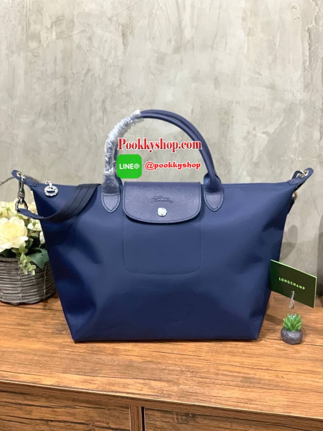 Longchamp Le Pliage Neo Size M มาพบกับกระเป๋ารุ่นยอดนิยม ที่สาวๆ ต้องมีไว้เก็บไว้สักใบ กระเป๋าโท้ทใบนี้ มาพร้อมกับสีที่มีสไตล์เรียบง่าย มีสายสะพายยาวช่วยให้คุณสามารถสะพายไหล่ได้อย่างสบาย ในขณะที่ที่ปิดแบบซิปช่วยให้คุณมั่นใจได้ว่าของด้านในมีความปลอดภัย Le