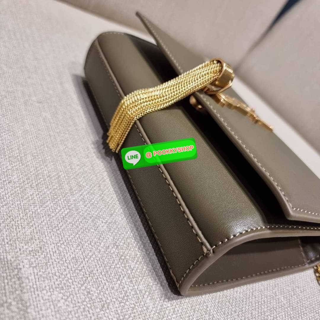 จัดให้อย่างสาสม!! กับกระเป๋าสะพาย Yves Saint laurent small kate bag สุดหรู จากเคาน์เตอร์ vip dutyfree ทรง woc ที่แสนจะฮอตปรอทแตก ดีไซน์เรียบ แต่แอบมีดีเทลความหรูที่พู่ห้อยสีทองโดดเด่น เพิ่มความแพงอีกหนึ่ง วัสดุหนังแท้สัมผัสดีงาม ใช้งานง่ายเพียงแค่เปิด-ปิด