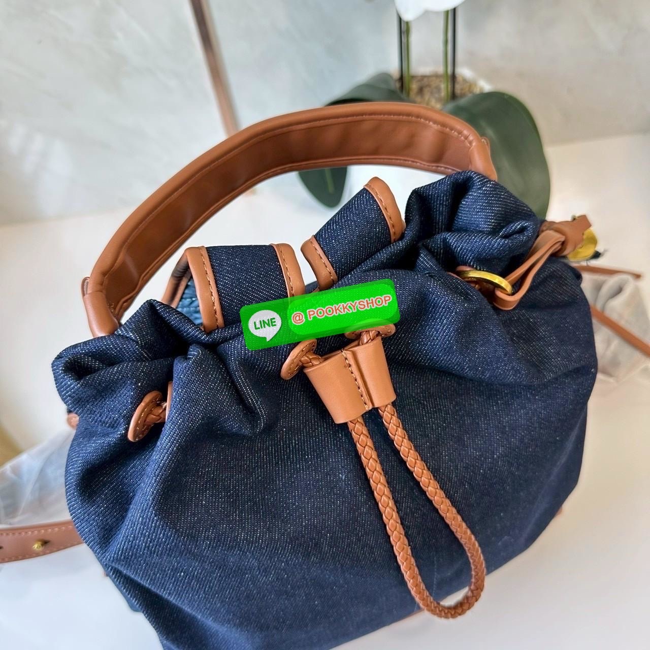 Songmont Series Backpack Female Small Capacity Songmont Drawstring Backpack กระเป๋าเป้สายรูดทรงชิคที่กำลังเป็นกระแสฮิตสุด ๆ เพราะดีไซน์เรียบเก๋ ใช้งานง่าย และแมทช์ได้หลายสไตล์ ดีไซน์ unisex ใช้ได้ทั้งผู้หญิงและผู้ชาย ดีไซน์: ทรงถุงสายรูด (Drawstring) ดูมิ