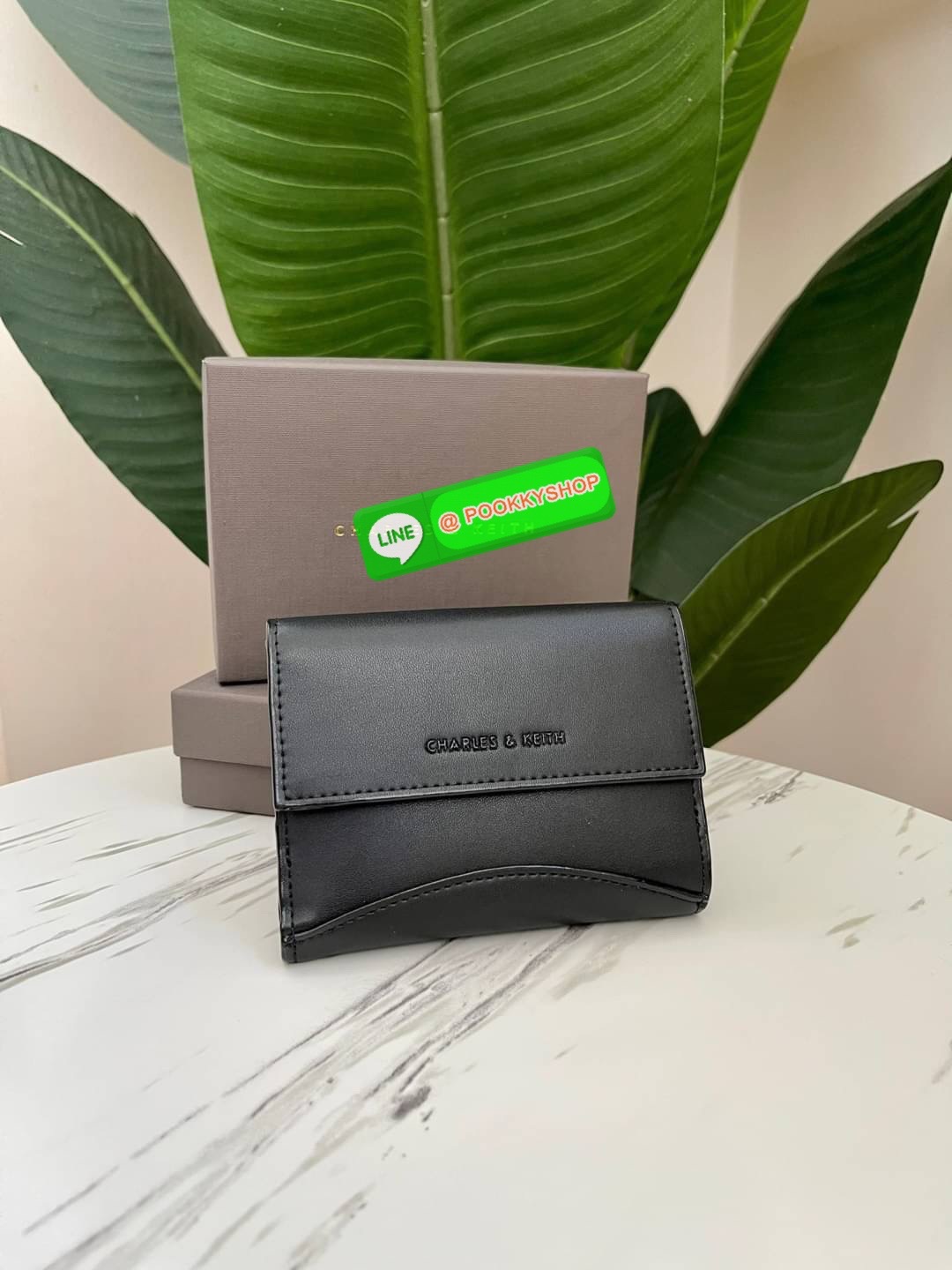 Snap Button Mini Short Wallet กระเป๋าเงินใบกลางหนังเรียบใบสวย จับถนัดมือ เปิดปิดแบบกระดุมแม่เหล็ก เป็นช่องใส่เหรียญ/บัตร และช่องใหญ่ใส่แบงค์เปิดปิดแบบกระดุม มีช่องใส่การ์ด 7 ช่อง และช่องใส่แบงค์ 2 ช่องใหญ่ ใส่แบงค์1000 แบบไม่พับได้เลยค่ะ แนะนำไปใช้กับกระเ