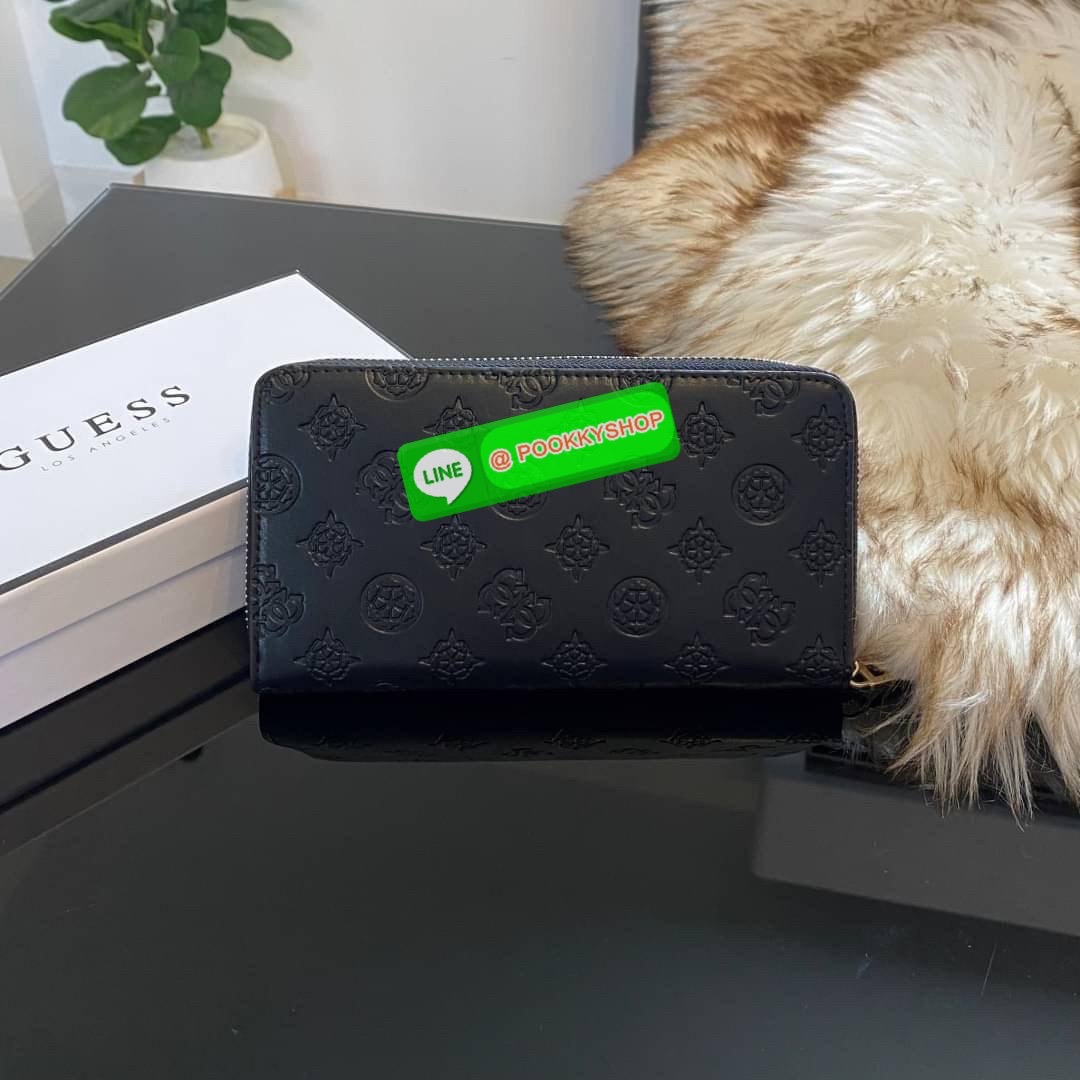 Guess Long Wallet กระเป๋าเงินใบยาวซิปรอบ ด้านหน้ามีโลโก้แบรนด์สีเข้ากระเป๋าสวยสะดุดตา รุ่นนี้มีสายคล้องมือมาให้ เพื่อใช้งานง่ายและสะดวกมากยิ่งขึ้น ด้านในมีช่องใส่ธนบัตร ช่องใส่บัตร และช่องซิปใส่เหรียญค่ะ