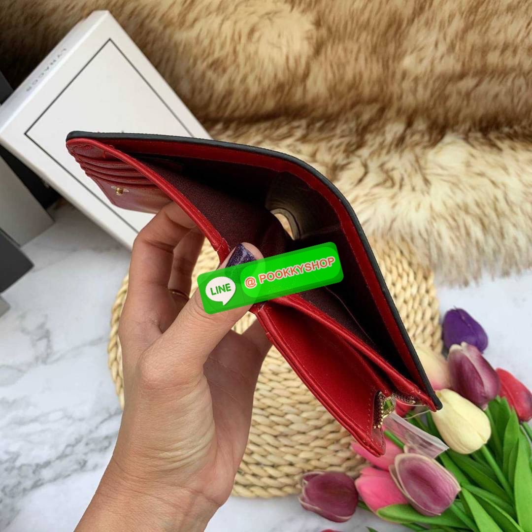 Lyn Wallet กระเป๋าตังLYN ขนาดใบกลาง ด้านหน้าติดโลโก้แบรนด์ ด้านในมีช่องใส่บัตร8ช่อง ช่องใส่ธนบัตรและช่องซิบแยกใส่เหรียญ ตัวจับซิบปั๊มแบรนด์ ใครกำลังมองหากระเป๋าสตางค์สีเรียบๆชิคๆแนะนำค่ะ