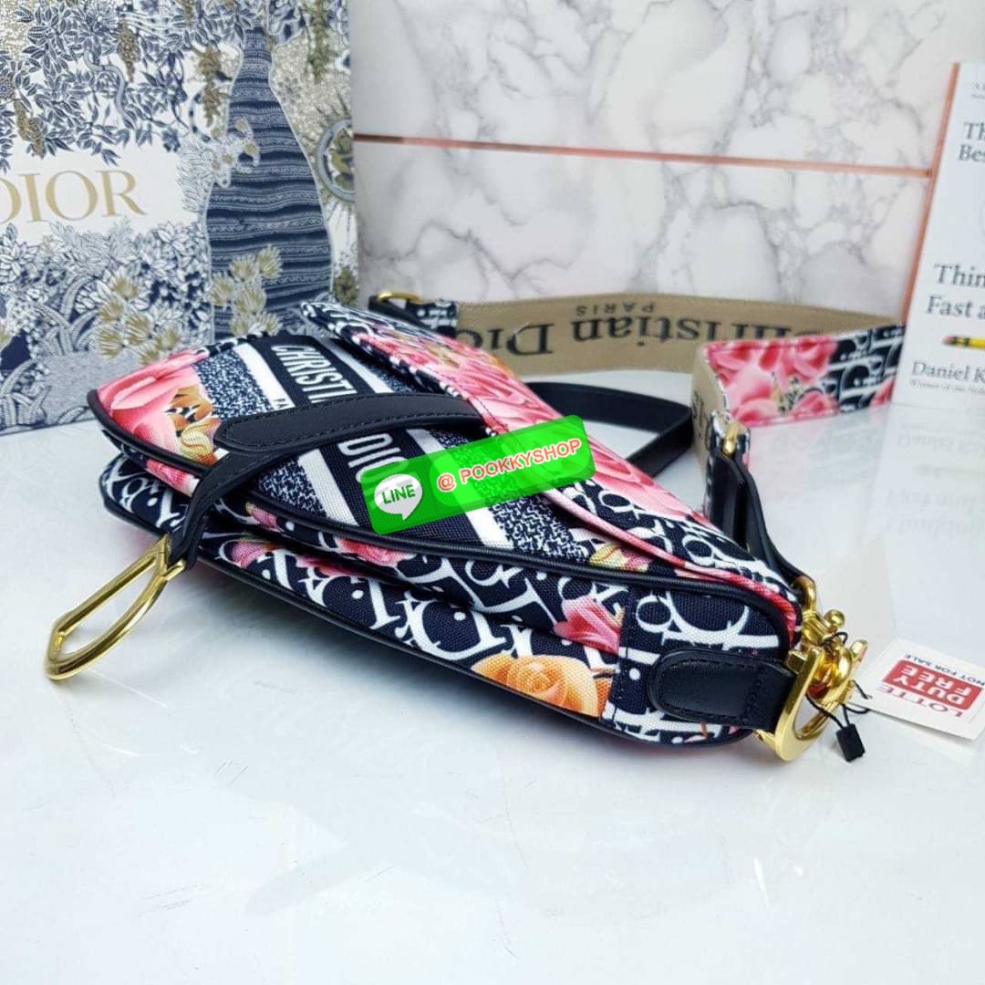 CHRISTIAN DIOR BAG VIP GIFT WITH PURCHASE (GWP) จาก CHRISTIAN DIOR DUTY FREE COUNTER (D4352) กระเป๋าสะพายดีไซน์เก๋ ลุคหรูหรา หรือลุคในวันสบายๆก็เอาอยู่ แมทได้ทุกลุคจริงๆ ดาราเซเล็ปทางฝั่งฮอลลิวู้ดเลิฟกันมากนะไอเทมนี้ จะถือเก๋ๆก็รอด หรือสะพายครอสบอดี้ก็เริ