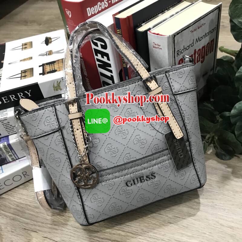 NEW ARRIVAL! GUESS DELANEY CROSS BODY BAG กระเป๋าถือหรือสะพายรุ่นที่ฮิตและขายดีที่สุดจาก GUESS FACTORY คอลเลคชั่นใหม่วัสดุหนังเรียบปั้มลาย GUESS Signature รอบใบสวยหรูอยู่ทรง ขนาดกำลังดี น้ำหนักเบา ด้านหน้าประดับโลโก้พร้อมพวงกุญแจโลโก้แบรนด์ห้อยที่หูหิ้วถอ