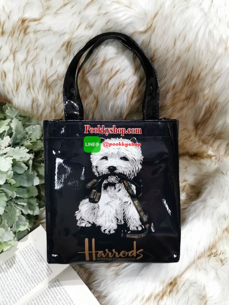 ลายนี้เข้าแล้วนะคะ! พร้อมส่งไอเท็มยอดนิยม! Harrods London Top-handle Shopping Bag กระเป๋า Shopping แบรนด์ดังจากอังกฤษรุ่นยอดนิยมวัสดุ PVC+Polyester 100% ของแท้เนื้อหนาอยู่ทรงกันน้ำ ขนาดกำลังดี น้ำหนักเบา เปิดปิดด้วยซิปสะดวกใช้หัวซิปปั้มโลโก้แบรนด์อะไหล่เง