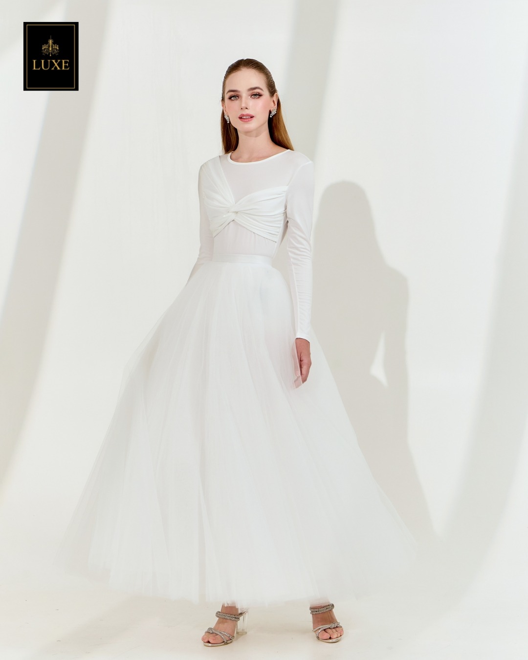 เสื้อแฟชั่น เสื้อคอกลมแขนยาว ลูกเล่นทวิสต์ที่คอเสื้อ ทรงเข้ารูปเล็กน้อย