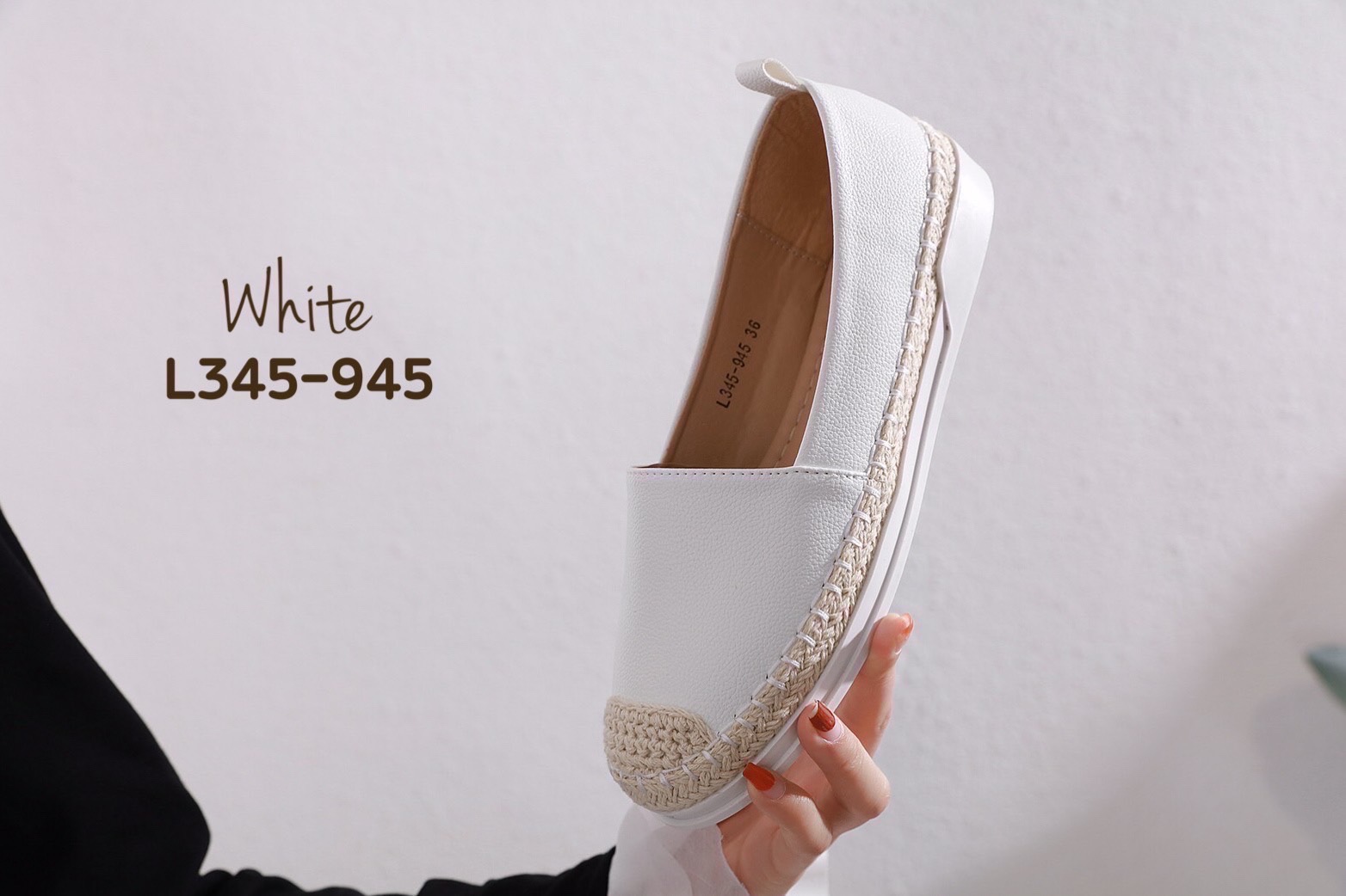 สินค้าขายดี พร้อมส่งค๊าา sport shoes รองเท้าผ้าใบ งานเรียบ พื้นนิ่มมากคะ ใส่สบายจะแมตช์กับกางเกง👖หรือกระโปรง👗ก็ได้ค่ะ แม่ค้าคอนเฟริม ห้ามพลาดเลยจ้าตัวนี้แนะนำ อย่าช้ารีบเลย