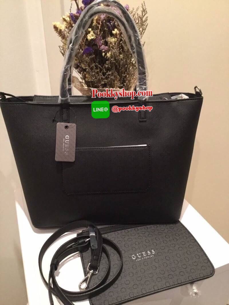 พร้อมถุงผ้าแบรนด์ GUESS BAG กระเป๋าสะพายทรง Tote จาก GUESS วัสดุหนัง Saffiano คุณภาพดี น้ำหนักเบา ด้านหน้าปั้มโลโก้แบรนด์สุดหรู รุ่นนี้มาพร้อมกระเป๋าใบเล็กสำหรับใส่ของ ถอดแยกใช้ได้ อะไหล่เงิน เปิดปิดกระเป๋าด้วยซิปสะดวกใช้ ด้านในโล่งกว้าง มีช่องเล็กสำหรับใ