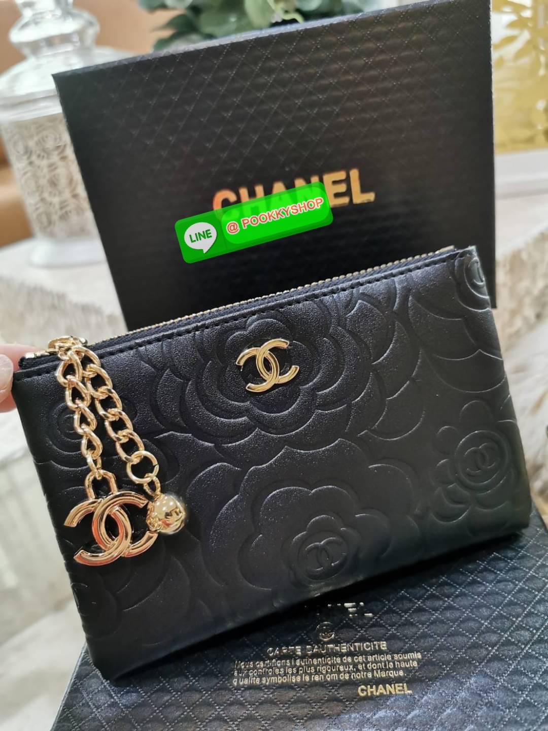 Don't Miss! New Arrival! Chanel Clutch Bag VIP Gift With Purchase (GWP) จาก Chanel Cosmetic Counter วัสดุหนังเรียบลายดอก Camellia สวยหรูเปิดปิดด้วยซิปสะดวกใช้ ด้านหน้าประดับโลโก้แบรนด์อะไหล่ทอง ภายในมีโลโก้ เเถบ Not for sale มีช่องใส่บัตรหลายช่องสามา