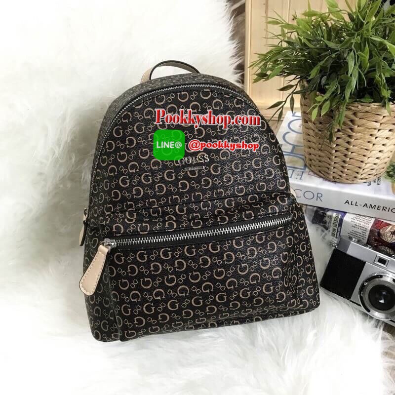 Don't Miss! GUESS WOMAN'S FACTORY BACKPACK กระเป๋าเป้ขนาดกำลังดีวัสดุหนังแกะสังเคราะห์นิ่มสวยน้ำหนักเบา มีหูหิ้วเเละสายสะพายหลังเลื่อนปรับได้ ด้านหน้ามีโลโก้และช่องซิป เปิดปิดด้วยซิปสะดวกใช้ ภายในกว้างใส่เอกสาร ipad ของใช้ได้เยอะ จะสะพายไปเรียนไ