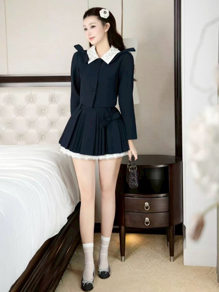 ชุดเซทแฟชั่น เซตสองชิ้นสีกรม คลุมโทนสุภาพ ไหล่มีฟองน้ำเบาๆ ดีเทลปกตัดสีขาวแต่งระบายปักวิ๊ง