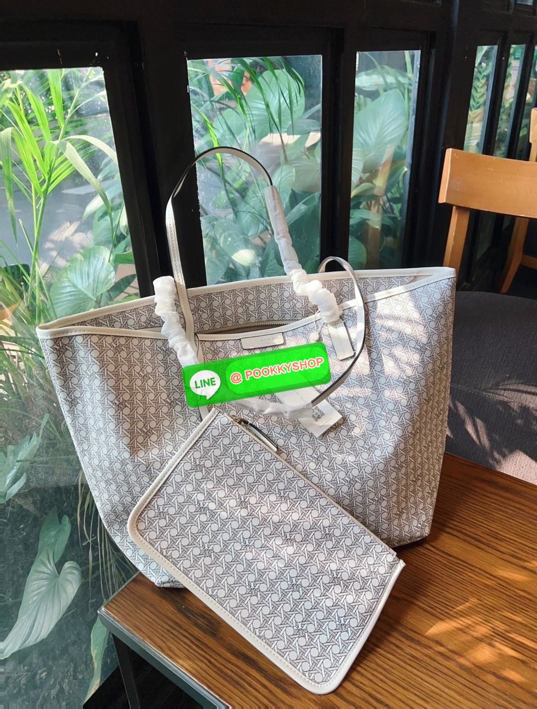 TORY BURCH EVER READY ZIP TOTE BAG 💌พร้อมส่ง! กระเป๋าทรงTote ที่ทำให้ทุกๆวันง่าย หยิบจับของสะดวกพกพาสะบาย หนังแท้ ทั้งใบพิมพ์ลายสวยค่ะ ✔️มาพร้อมกระเป๋าลูกแบบซิป สามารถแยกออกใช้งานได้ต่างหาก ภายในใส่มือถือลงไปได้ค่ะ ✔️ใบหลักมีซิปปิดปา