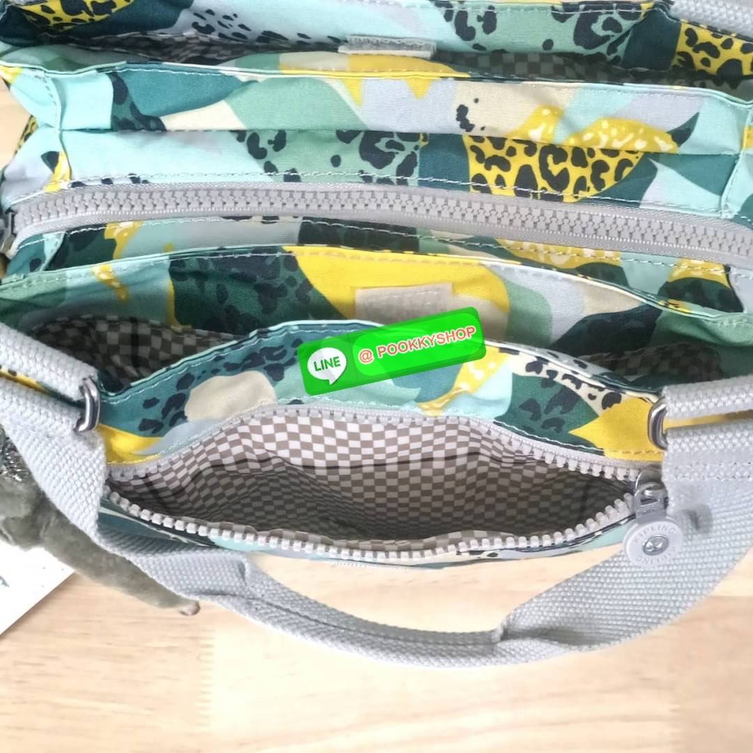 KIPLING ELISE HANDBAG กระเป๋าถือและสะพายไหล่ วัสดุ Nylon +Polyester ขนาดกำลังพอดี จุของได้มาก มีหูจับสองสาย ถือสะดวก น้ำหนักเบา มีช่องซิป ด้านหน้า ช่อง กระเป๋าหลักเปิด-ปิดด้วยซิป มี3 ช่องว่างใส่ของได้จุมากๆ ใส่มือถือได้ กระเป๋าสตางค์ใบยาว และ เครื่องสำอาง