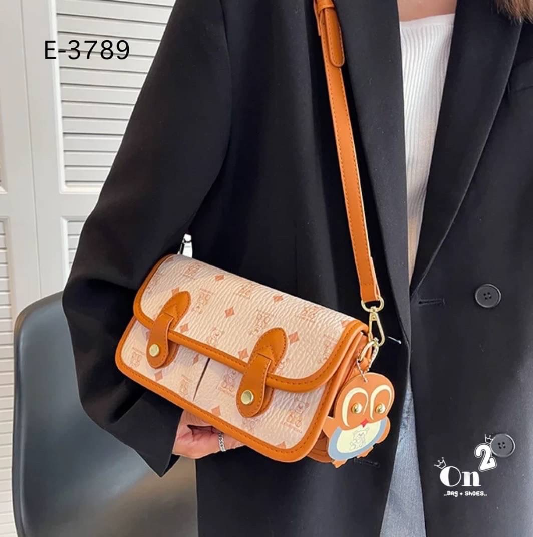 กระเป๋าสะพายข้างทรงแมสเซนเจอร์ เปิดหน้าอะไหล่ทอง มาพร้อมพวงกุญแจ+สายสะพายยาว พร้อมส่ง 3สีค่ะ