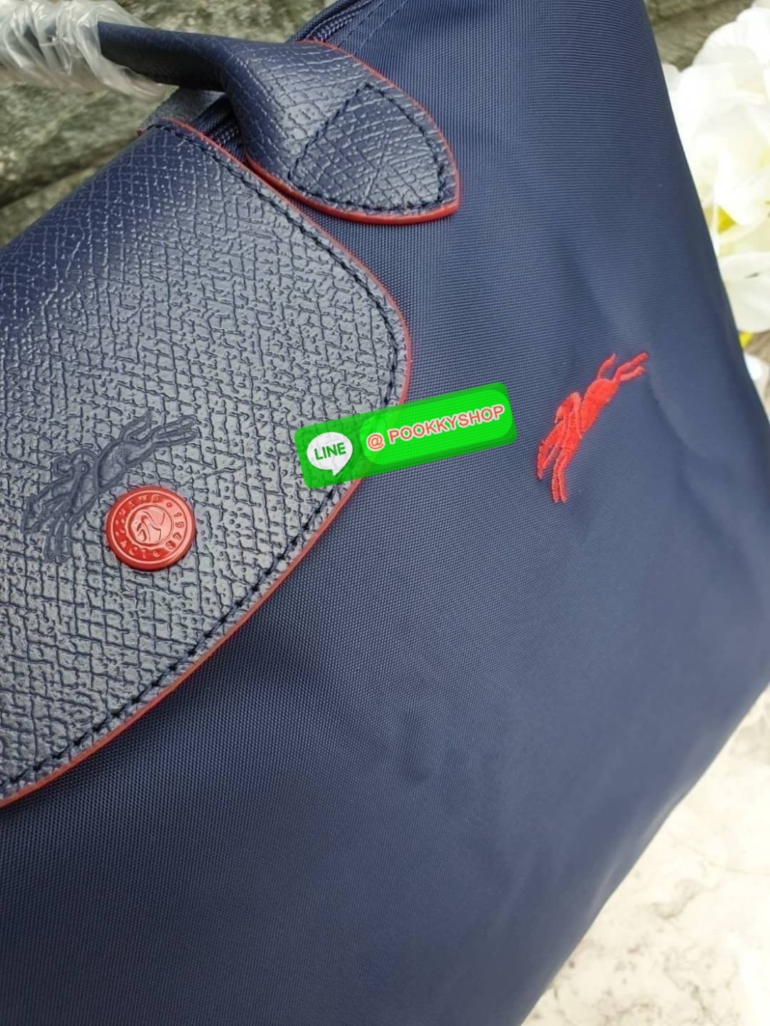 Longchamp Le Pliage Club Tote Bag Size S หูยาว วัสดุเนื้อผ้า Nylon Canvas เคลือบกันนำ้ ตัดด้วยหนังแท้ที่มีน้ำหนักเบา ดีไซน์เรียบง่ายแต่เต็มไปด้วยความคลาสสิก จนเป็นที่ชื่นชอบไปทั่วโลก Longchamp ปรับโฉม LE PLIAGE ด้วยการปักลายรูปม้า-ตราสัญลักษณ์ของแบรนด์บนผ